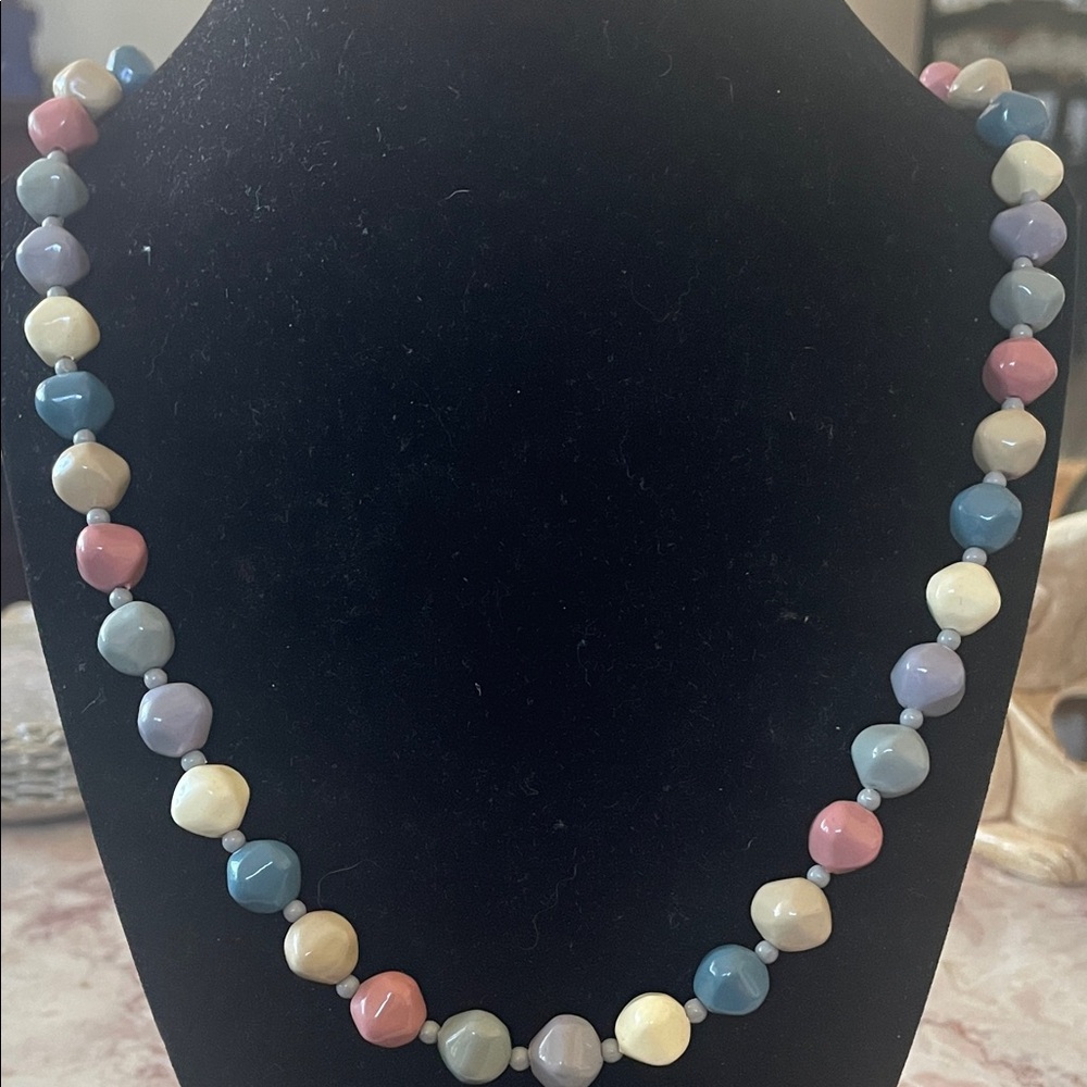 EUC~Woman’s Vintage Pastel Multicolor Beaded Clasp Closure Necklace